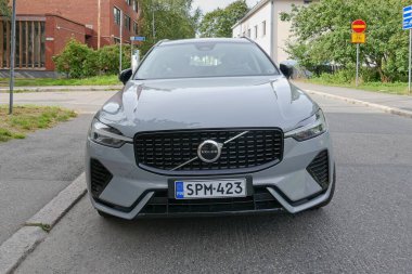 Vallila, Helsinki, Finlandiya - 21 Ağustos. 2025: Volvo XC60 II T8 Hybrid AWD (2023) Hibrit araba sokağa park edildi.