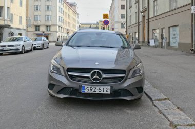 Vallila, Helsinki, Finlandiya - 21 Ağustos. 2025: Mercedes-Benz CLA Coupe CLA 220 CDI / d (2014) arabası sokağa park edildi.