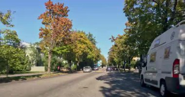 Kpyl, Helsinki, Finlandiya - 20 Eylül. 2024: Oulunkyintie yolu güneşli sonbahar havasında ağaç manzaralı yol.