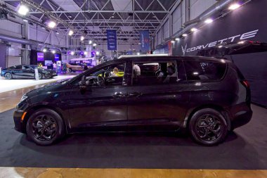 Tartu, Estonya - 12 Eylül 2025: Chrysler Pacifica S Eklentisi Melez Araç Motoshow 2025, Tartu Messikeskus.