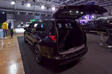 Tartu, Estonya - 12 Eylül 2025: Chrysler Pacifica S Eklentisi Melez Araç Motoshow 2025, Tartu Messikeskus.