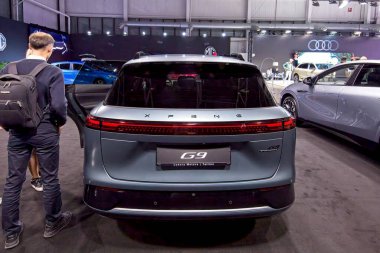 Tartu, Estonya - 12 Eylül 2025: Xpeng G6 elektrikli arazi aracı Motoshow 2025, Tartu Messikeskus.