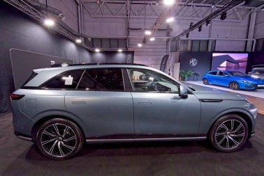 Tartu, Estonya - 12 Eylül 2025: Xpeng G6 elektrikli arazi aracı Motoshow 2025, Tartu Messikeskus.