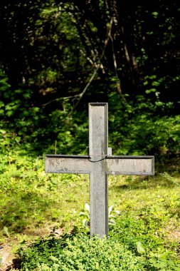 Yeşillik, Abruka mezarlığı, Saaremaa, Estonya ile çevrili bir mezarlıkta duran süslü antik metal mezar taşı haçı..