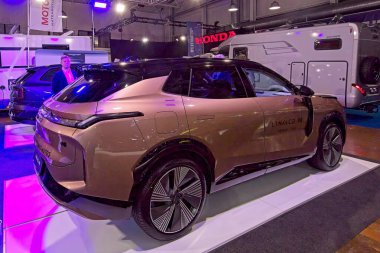 Tartu, Estonya - 12 Eylül 2025: Lynk & Co-08 eklenti hibrit araba Motoshow 2025, Tartu Messikeskus.