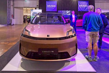 Tartu, Estonya - 12 Eylül 2025: Lynk & Co-08 eklenti hibrit araba Motoshow 2025, Tartu Messikeskus.