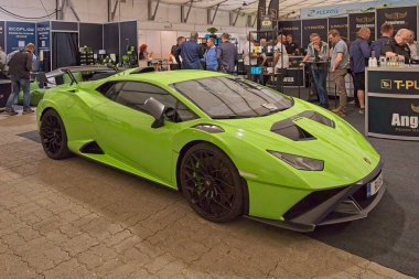 Tartu, Estonya - 12 Eylül 2025: Lamborghini Huracan STO arabası Motoshow 2025, Tartu Messikeskus 'ta sergileniyor.