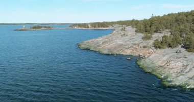 İlkbaharda Porkkalanniemi doğa rezervinin kayalık kıyı manzarası Kirkkonummi, Finlandiya. 