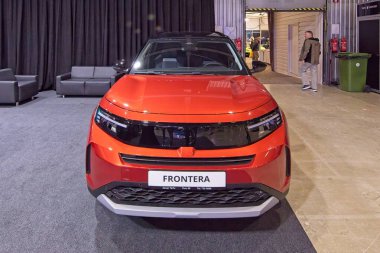 Tartu, Estonya - 12 Eylül 2025: Opel Frontera GS Hybrid 145 E-DCS6 arabası Motoshow 2025, Tartu Messikeskus.