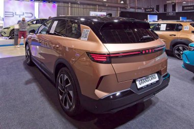 Tartu, Estonya - 12 Eylül 2025: Opel Grandland GS Hybrid 145 E-DCS6 arabası Motoshow 2025, Tartu Messikeskus.