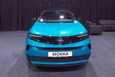 Tartu, Estonya - 12 Eylül 2025: Opel Mokka Edition Pack Puretech 130 AT8 otomobil Motoshow 2025, Tartu Messikeskus.