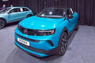 Tartu, Estonya - 12 Eylül 2025: Opel Mokka Edition Pack Puretech 130 AT8 otomobil Motoshow 2025, Tartu Messikeskus.