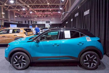 Tartu, Estonya - 12 Eylül 2025: Opel Mokka Edition Pack Puretech 130 AT8 otomobil Motoshow 2025, Tartu Messikeskus.
