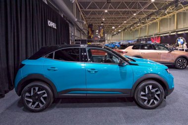 Tartu, Estonya - 12 Eylül 2025: Opel Mokka Edition Pack Puretech 130 AT8 otomobil Motoshow 2025, Tartu Messikeskus.