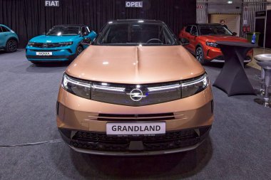 Tartu, Estonya - 12 Eylül 2025: Opel Grandland GS Hybrid 145 E-DCS6 arabası Motoshow 2025, Tartu Messikeskus.