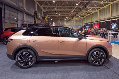 Tartu, Estonya - 12 Eylül 2025: Opel Grandland GS Hybrid 145 E-DCS6 arabası Motoshow 2025, Tartu Messikeskus.