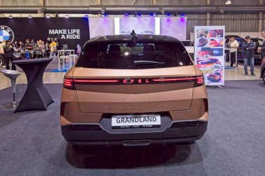 Tartu, Estonya - 12 Eylül 2025: Opel Grandland GS Hybrid 145 E-DCS6 arabası Motoshow 2025, Tartu Messikeskus.