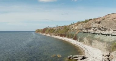 Pakistan Kayalıkları 'nın havadan görünüşü, Pakistan Yarımadası' nda bulunan muhteşem bir kireçtaşı yamacı, baharda gökyüzünde bulutlar, Estonya.