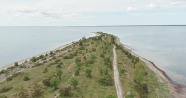 Kassari adasından denize uzanan dar bir yarımada olan Sretirp 'in hava manzarası. Bulutlu bahar havası, Hiiumaa, Estonya.