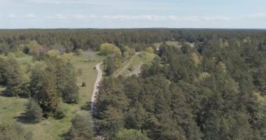 Ristna sahil bataryasındaki eski erken uyarı radar tepesinin havadan görüntüsü yok. Baharda 42, Hiiumaa, Estonya.