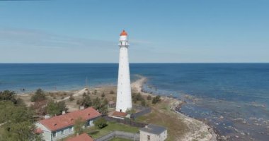 Güneşli bahar havasında, Hiiumaa adasının kuzey ucunda yer alan Tahkuna deniz fenerinin hava manzarası, Estonya.