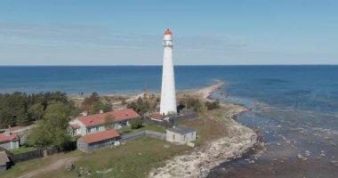 Güneşli bahar havasında, Hiiumaa adasının kuzey ucunda yer alan Tahkuna deniz fenerinin hava manzarası, Estonya.