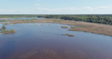 Tihu Gölü 'nün havadan görünüşü, zengin biyolojik çeşitliliği ve ilkbaharda bir kuş izleme alanı olarak bilinen sığ, yoğun büyüyen lagün tipi bir göldür, Hiiumaa, Estonya.