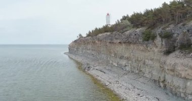 Panga uçurumunun bulutlu bahar havasında havadan görünüşü, Saaremaa, Estonya.