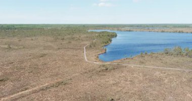 İlkbaharda Koigi bataklığı ve gölü gökyüzünde bulutlar, Saaremaa, Estonya.
