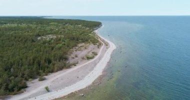 Baharda Saaremaa Adası 'nın kuzeybatı kıyısında yer alan ve gökyüzünde bulutlar olan kıyı kayalığı olan Suuriku uçurumundaki toprak yolların hava manzarası, Estonya.