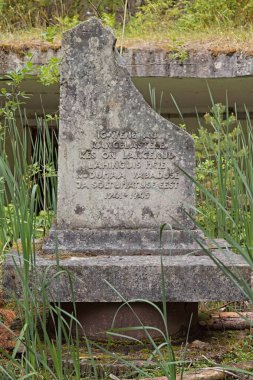 Estonyaca yazılmış taş bir anıt. Yazın Saaremaa, Estonya 'da anavatanlarının özgürlüğü ve bağımsızlığı için savaşanların ebedi zaferinin bir yazısıdır..