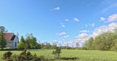 Puhalepa St. Lawrence Kilisesi, Hiiumaa 'nın en eski taş kilisesi, güneşli bahar havasında, Puhalepa, Hiiumaa, Estonya.