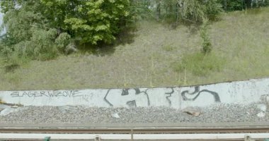 Helsinki Metro metrosunun yakınından geçen yaz Kulosaari, Helsinki, Finlandiya.