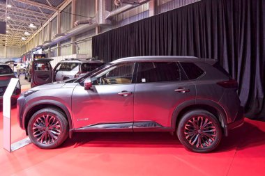 Tartu, Estonya - 12 Eylül 2025: Nissan X-Trail e-4orce Tekna Bose car. Motoshow 2025, Tartu Messikeskus 'ta sergileniyor..