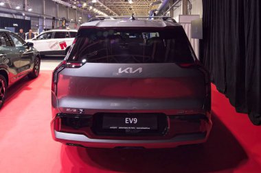 Tartu, Estonya - 12 Eylül 2025: Kia EV9 GT-Line TX elektrikli otomobil Motoshow 2025, Tartu Messikeskus.