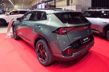 Tartu, Estonya - 12 Eylül 2025: Kia Sportage 1.6 T-GDI HEV GT-Line 6AT 4WD otomobil Motoshow 2025, Tartu Messikeskus.