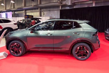 Tartu, Estonya - 12 Eylül 2025: Kia Sportage 1.6 T-GDI HEV GT-Line 6AT 4WD otomobil Motoshow 2025, Tartu Messikeskus.