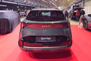 Tartu, Estonya - 12 Eylül 2025: Kia Sportage 1.6 T-GDI HEV GT-Line 6AT 4WD otomobil Motoshow 2025, Tartu Messikeskus.