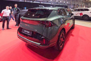 Tartu, Estonya - 12 Eylül 2025: Kia Sportage 1.6 T-GDI HEV GT-Line 6AT 4WD otomobil Motoshow 2025, Tartu Messikeskus.