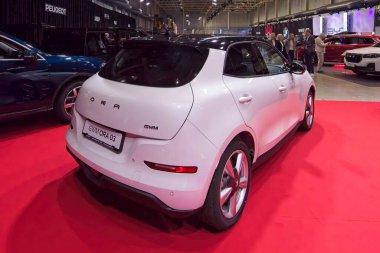 Tartu, Estonya - 12 Eylül 2025: GWM ORA 03 PRO My 2024 elektrikli otomobil Motoshow 2025, Tartu Messikeskus.