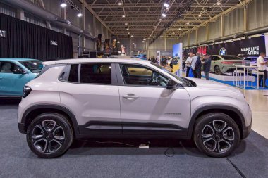 Tartu, Estonya - 12 Eylül 2025: Jeep Avenger MY24 E-Hybrid 100 HP Zirvesi arabası Motoshow 2025, Tartu Messikeskus.