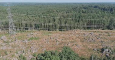 Elektrik hattı koridorunun havadan görünüşü. Yazın, Loviisa, Finlandiya 'da elektrik nakil hatlarında kullanılan bir ormandan geçen temiz bir yol..