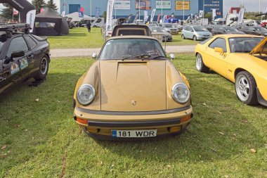 Tartu, Estonya - 12 Eylül 2025: Porsche 911 Carrera 3.2 WTL otomobil Motoshow 2025, Tartu Messikeskus.