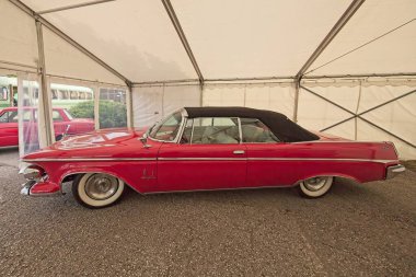 Tartu, Estonya - 12 Eylül 2025: Chrysler Imperial Crown Convertible (1963) otomobili Motoshow 2025, Tartu Messikeskus.