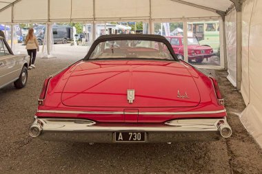 Tartu, Estonya - 12 Eylül 2025: Chrysler Imperial Crown Convertible (1963) otomobili Motoshow 2025, Tartu Messikeskus.