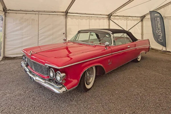 Tartu, Estonya - 12 Eylül 2025: Chrysler Imperial Crown Convertible (1963) otomobili Motoshow 2025, Tartu Messikeskus.