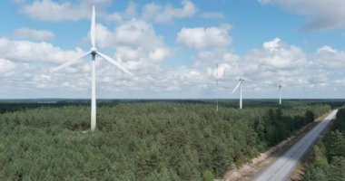 Yazın, gökyüzünde bulutlar, Santala, Hanko, Finlandiya 'da bir orman bölgesinde bulunan rüzgar tarlalarının hava görüntüsü.