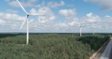 Yazın, gökyüzünde bulutlar, Santala, Hanko, Finlandiya 'da bir orman bölgesinde bulunan rüzgar tarlalarının hava görüntüsü.