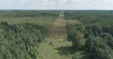 Bulutlu yaz havasında hava hattı koridoru, Harparskog, Hanko, Finlandiya.