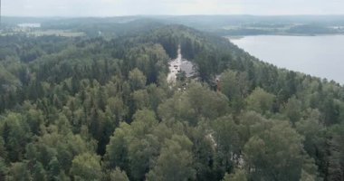 Vehoniemi Otomobil Müzesi ve gözlem kulesinin bulutlu yaz mevsiminde havadan görünüşü, bölgenin gölleri ve ormanları üzerindeki çarpıcı manzaraları gözler önüne seriyor: Kangasala, Finlandiya.